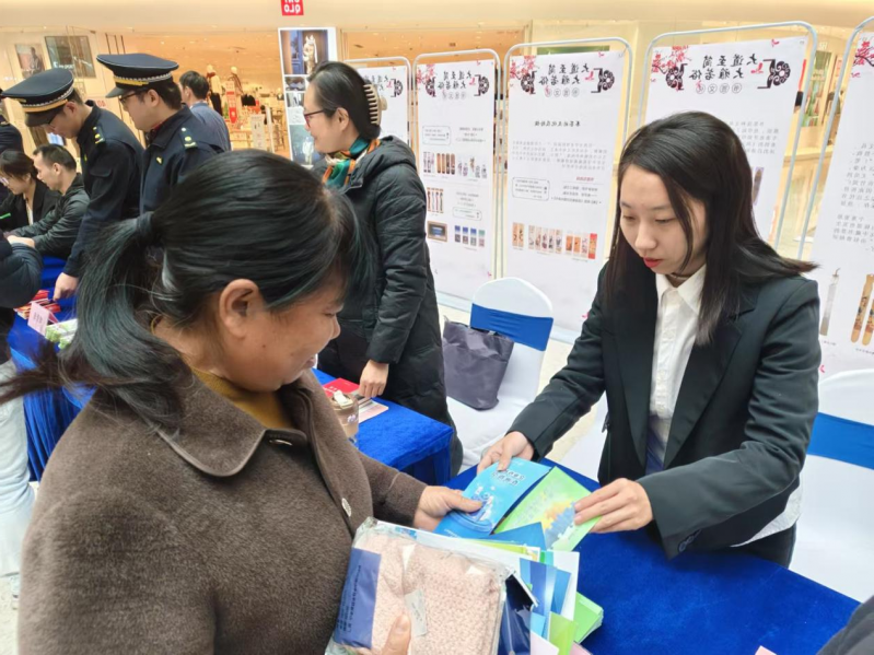 十大靠谱外围APP平台靠谱买球app推荐开展"服务零距离 送法入商圈"政策